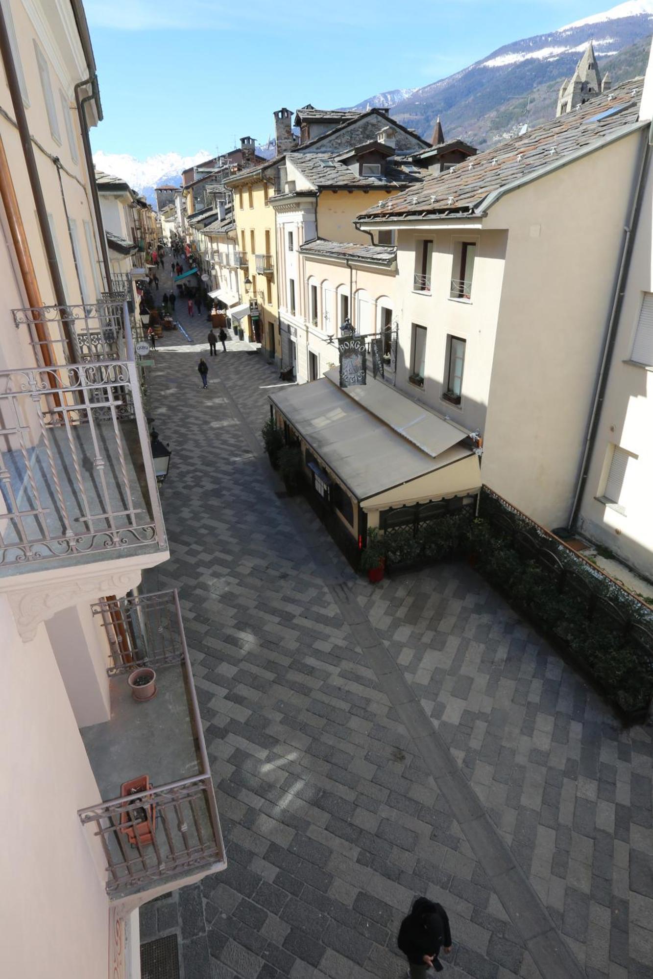 L'Abri En Ville - Parcheggio Privato A 100 Mt Ed Accesso Con Auto Nell'Area Pedonale Аоста Экстерьер фото